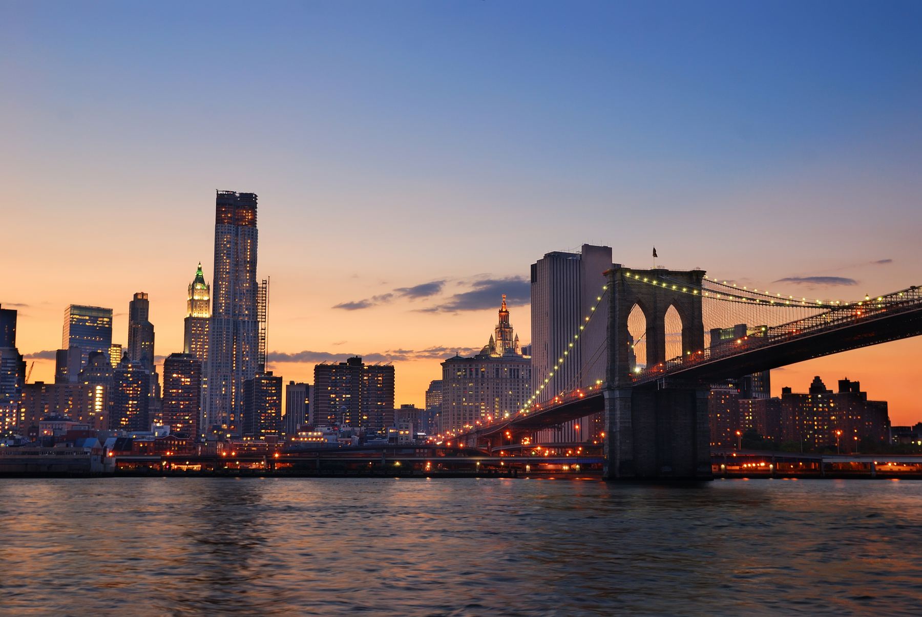 Skyline de Manhattan e a Brooklyn Bridge ao entardecer