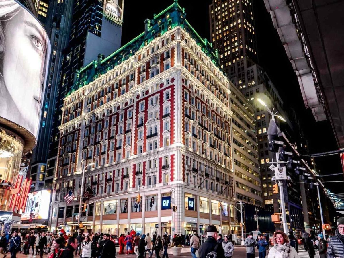 Fachada do Hotel Knickerbocker em Nova York, à noite